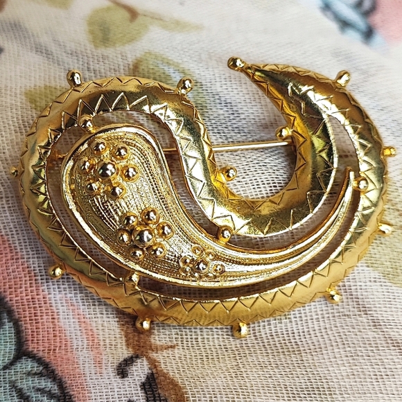 Paisley Gold Tone Electroplate Unsigned Unisex Vintage Brooch Pin Open Cut - Picture 1 of 8